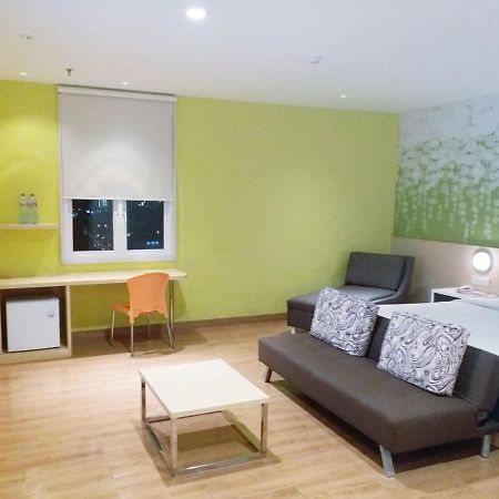 Zest Hotel Jemursari Surabaya Exterior foto